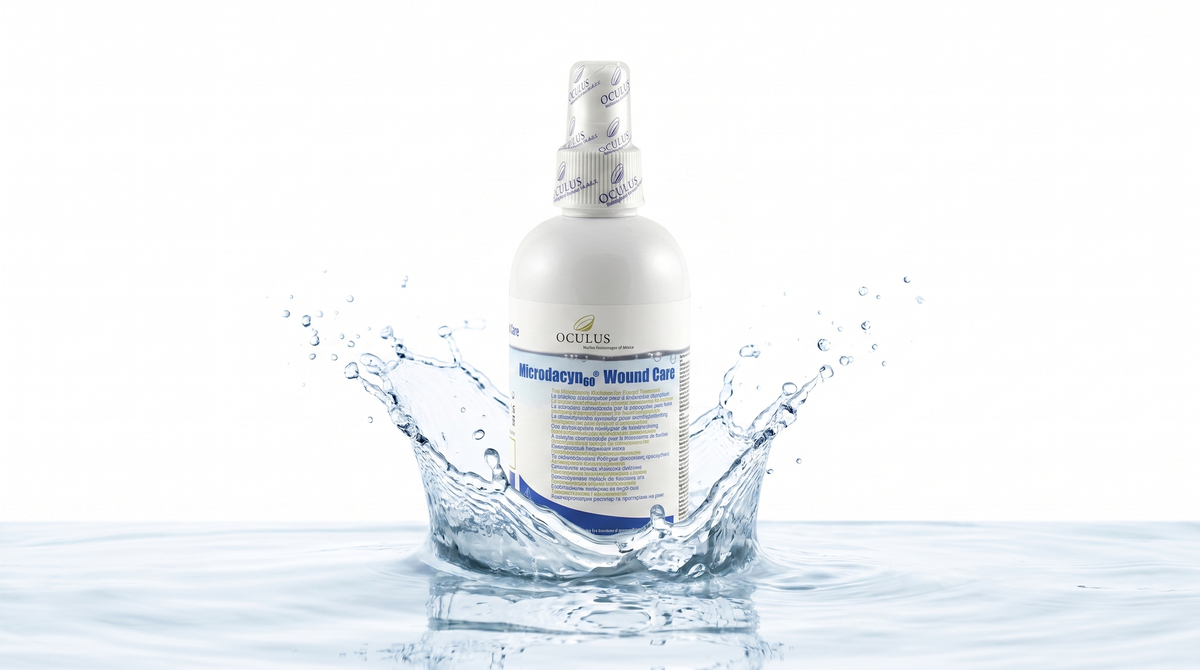 Microdacyn spray pe fundal cu stropi de apă