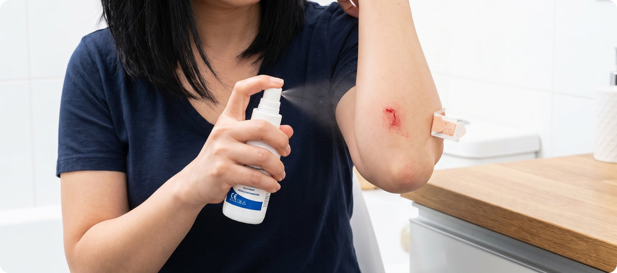 Aplicarea solutiei Microdacyn cu spray pe o rana la cot